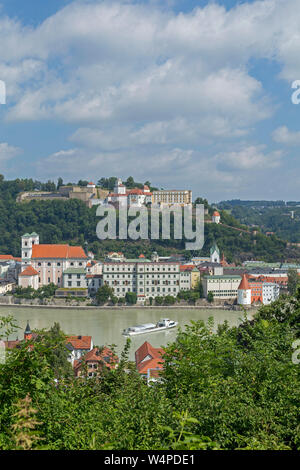 Blick auf die Stadt und den Fluss Inn von der Suche der Wallfahrtskirche Mariahilf, Passau, Niederbayern, Deutschland Stockfoto