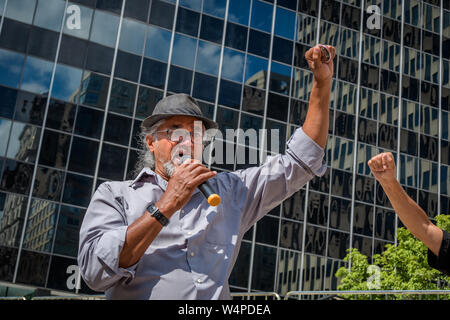 New York, USA. 24. Juli, 2019. National Immigrant rights Leader und Aktivist Ravi Ragbir durch die Gemeinschaft, die er am 24. Juli 2019 am Foley Square, an seinem obligatorischen Eis prüfen Integrierte trotz eines Aufenthaltes Der zweite Kreis gewährt, die vorübergehend seine Abschiebung verhindert versammelt begleitet anerkannt. Credit: Erik McGregor/ZUMA Draht/Alamy leben Nachrichten Stockfoto