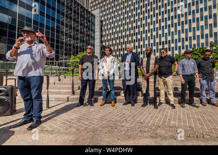 New York, USA. 24. Juli, 2019. National Immigrant rights Leader und Aktivist Ravi Ragbir durch die Gemeinschaft, die er am 24. Juli 2019 am Foley Square, an seinem obligatorischen Eis prüfen Integrierte trotz eines Aufenthaltes Der zweite Kreis gewährt, die vorübergehend seine Abschiebung verhindert versammelt begleitet anerkannt. Credit: Erik McGregor/ZUMA Draht/Alamy leben Nachrichten Stockfoto