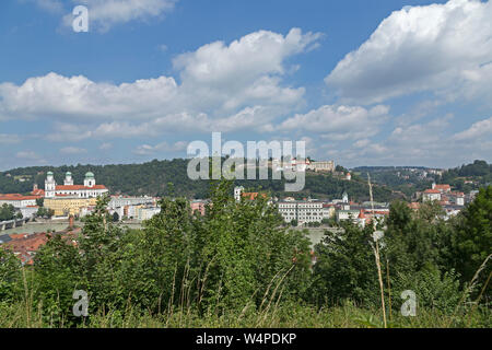 Panoramablick auf die Stadt und den Fluss Inn von der Suche der Wallfahrtskirche Mariahilf, Passau, Niederbayern, Deutschland Stockfoto