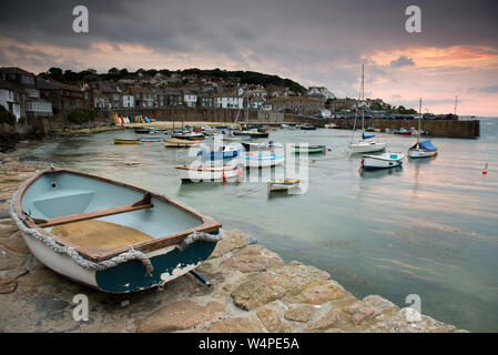 Beuatiful Sonnenaufgang über dem Hafen von Mousehole in der Nähe von Penzance an der kornischen Küste Stockfoto