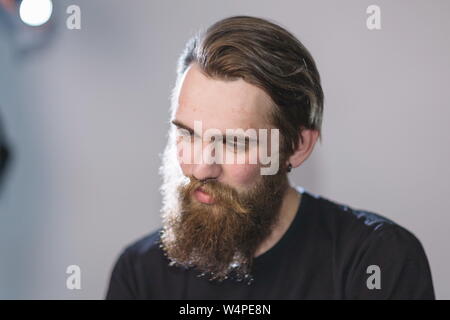 Bis zu schließen. Porträt einer stattlichen bärtiger Mann. auf dunklem Hintergrund isoliert Stockfoto