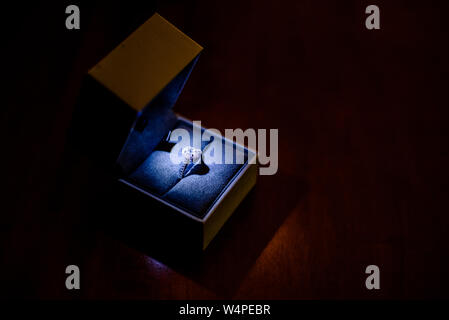 Ring mit Diamanten in seiner Box, focally leuchtet auf einem schwarzen Hintergrund isoliert. Stockfoto