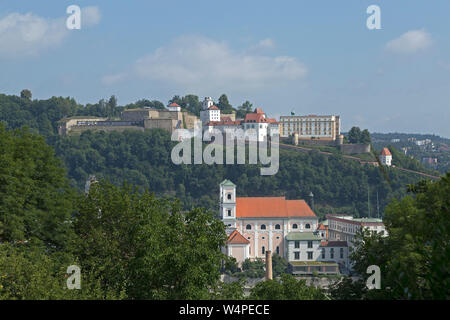 Veste Oberhaus (obere Burg) und der Kirche St. Michael, Passau, Niederbayern, Bayern, Deutschland Stockfoto