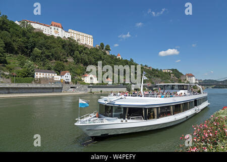 Ausflugsschiff vor der Veste Oberhaus (obere Burg), Passau, Niederbayern, Bayern, Deutschland Stockfoto