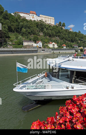 Ausflugsschiff vor der Veste Oberhaus (obere Burg), Passau, Niederbayern, Bayern, Deutschland Stockfoto