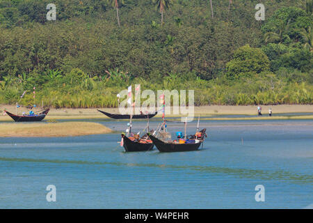 Fischerboote auf der Lagune von Dawei Tizit Strand auf der Halbinsel, in Myanmar Stockfoto