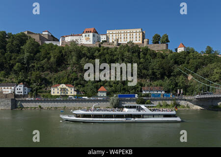 Ausflugsschiff vor der Veste Oberhaus (obere Burg), Passau, Niederbayern, Bayern, Deutschland Stockfoto