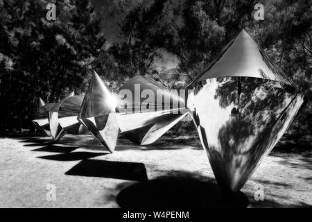 Eine der Skulpturen im NGA Sculpture Garden Canberra (Kegel-Bert Flugelman) Stockfoto