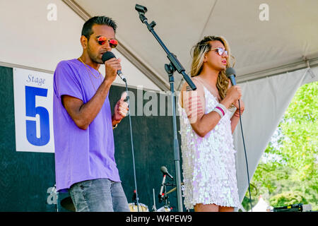 Auch angebracht, Geschwister Vivek Shraya, Shamik Bilgi. Vancouver Folk Music Festival, Vancouver, British Columbia, Kanada Stockfoto