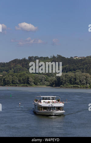 Ausflugsschiff am Dreiflüsseeck (drei Flüsse Ecke), der Kreuzung der Ilz, Donau und Inn, Passau, Niederbayern, Deutschland Stockfoto