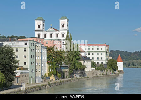 Kirche St. Michael, Schaibling Turm und River Inn, Passau, Niederbayern, Deutschland Stockfoto