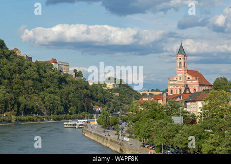 Blick von Veste Oberhaus (obere Burg) und St. Paul Pfarrkirche von Schanzlbrücke, Passau, Niederbayern, Deutschland Stockfoto