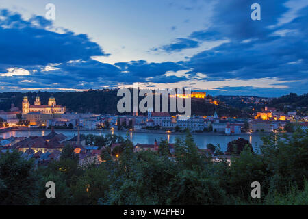 Panoramablick auf die Stadt vom Aussichtsturm der Wallfahrtskirche Mariahilf, Passau, Niederbayern, Deutschland Stockfoto