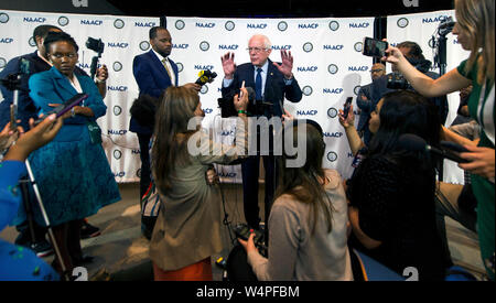 Detroit, Michigan, USA. 24. Juli, 2019. Senator Bernie Sanders den Fragen der Medien während der Präsidentschaftswahlen Forum 2020 110 NAACP National Convention. Credit: Brian Cahn/ZUMA Draht/Alamy leben Nachrichten Stockfoto