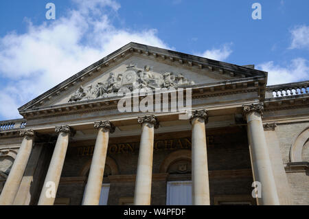 Die Corn Exchange, Abbeygate Street, Bury St. Edmunds, Suffolk hat eine dekorative Giebel im oberen Teil des Gebäudes, mit Figuren, die geschmückt Stockfoto