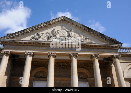 Die Corn Exchange, Abbeygate Street, Bury St. Edmunds, Suffolk hat eine dekorative Giebel im oberen Teil des Gebäudes, mit Figuren, die geschmückt Stockfoto