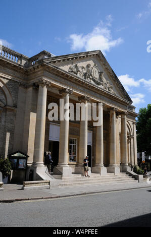 Die Corn Exchange, Abbeygate Street, Bury St. Edmunds, Suffolk hat eine dekorative Giebel im oberen Teil des Gebäudes, mit Figuren, die geschmückt Stockfoto