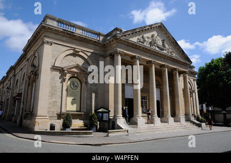 Die Corn Exchange, Abbeygate Street, Bury St. Edmunds, Suffolk hat eine dekorative Giebel im oberen Teil des Gebäudes, mit Figuren, die geschmückt Stockfoto