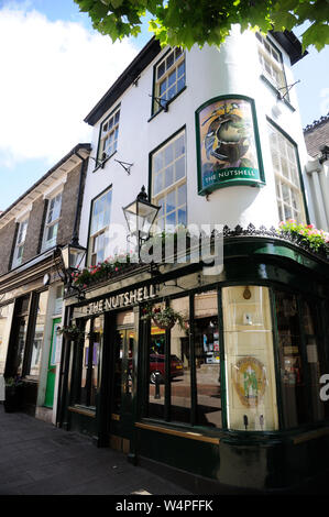 Der Nussschale, Traverse, Bury St. Edmunds, Suffolk, ist angeblich die kleinste Public House in Großbritannien. Stockfoto