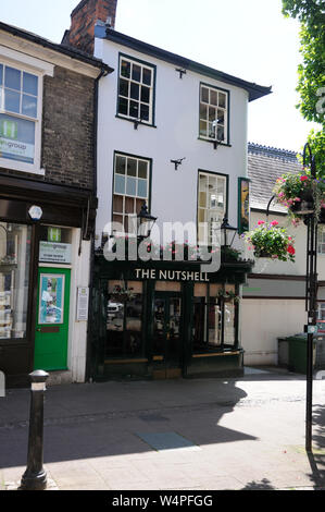 Der Nussschale, Traverse, Bury St. Edmunds, Suffolk, ist angeblich die kleinste Public House in Großbritannien. Stockfoto
