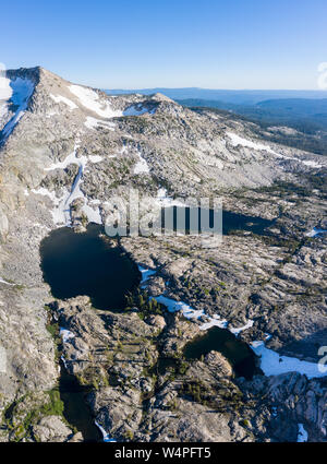 Hohe Granit Berge umgeben wunderschöne Seen in der Desolation Wilderness, Kalifornien. Dieses Gebirge ist eine beliebte backpacking Ziel. Stockfoto