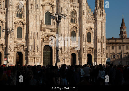 Mailand, Italien - 23. März 2019: Dom. Leute, die vor der Fassade des italienischen gotische Kirche im Zentrum von Mailand, Italien. Festival oder Feier Stockfoto