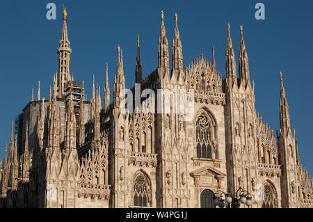 Duomo di Milano. Leute, die vor der Fassade des italienischen gotische Kirche im Zentrum von Mailand, Italien. Festival oder Feier Konzept Stockfoto