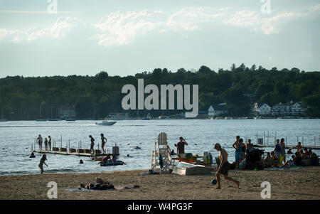 Abend an Brewster Strand auf dem Gelände von Brewster Akademie in Suceava, New Hampshire. Der Strand liegt am Lake Winnipesaukee, der größte See in Neue Stockfoto