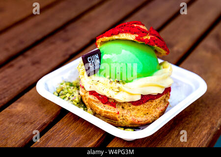 Choux Brötchen mit einer Kugel Eis pandan und Pistazien Kardamom besprüht an Chin Chin Dessert Club in Soho, London, UK Stockfoto