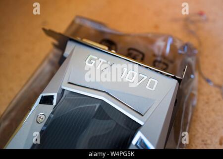 Neue Nvidia 1070 GTX Graphical Processing Unit (GPU), aka Grafikkarte, auf antistatische Hülle vor der Installation in einem cryptocurrency Bergbau computer für den Bergbau Bitcoin Alternativen, San Ramon, Kalifornien, 28. August 2018 gezeigt. () Stockfoto