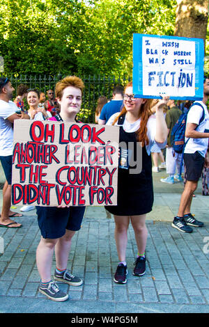 24. Juli 2019 - Fck govt fck Boris Protest gegen Boris Johnson auf der Position als Premierminister, Russell Square, London, UK Stockfoto