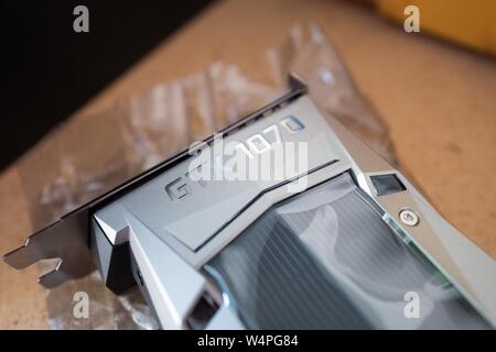 Neue Nvidia 1070 GTX Graphical Processing Unit (GPU), aka Grafikkarte, close-up auf die antistatische Hülle während der Inspektion vor der Installation in einem cryptocurrency Bergbau computer für den Bergbau Bitcoin Alternativen, San Ramon, Kalifornien, 28. August 2018. () Stockfoto