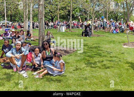 Die Menschen füllen Wade Oval in Cleveland, Ohio für die Parade The Circle Veranstaltung 2019, eine jährliche Sommertradition, die Tausende zum Wade Park lockt. Stockfoto