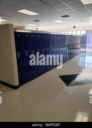 Eine Bank von blue Schüler Schließfächer in einem sauberen Middle School Hallway. Stockfoto