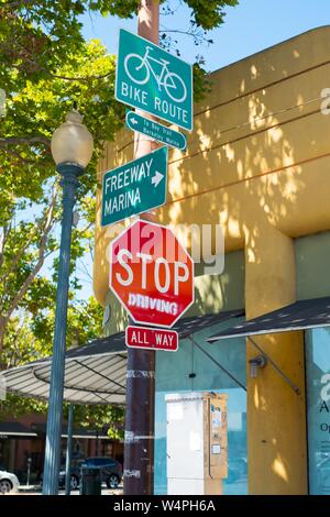 Stop-Schild mit Graffiti die Transformation der Zeichen in einer Nachricht lesen top Fahrt' in der Nähe der 4th Avenue in Berkeley, Kalifornien; Graffiti mit einer ökologischen oder sozialen Botschaft ist in der Stadt, 13. September 2018. () Stockfoto