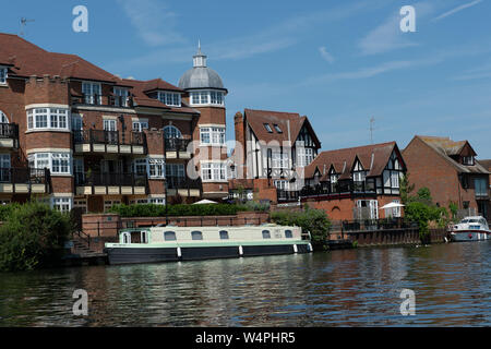 Blick auf Eton Riverside Apartments über die Themse von Windsor. 23. Juli, 2019. Luxus Riverside Apartments in Eton Riverside, König stabil S Stockfoto