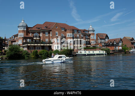 Blick auf Eton Riverside Apartments über die Themse von Windsor. 23. Juli, 2019. Luxus Riverside Apartments in Eton Riverside, König stabil S Stockfoto