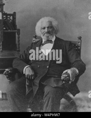 Schwarz-weiß-Porträt Foto von afro-amerikanischen Abolitionisten, Autor, Redner, Staatsmann und Sozialreformer, Frederick Douglass, dargestellt Sitzen, in 3/4-Länge, trug eine dunkle, Zweireiher mit Fliege, mit Blick auf die Kamera, die mit weissem Haar und Bart, und einem ernsten Ausdruck auf seinem Gesicht, 1880. Von der New York Public Library. () Stockfoto