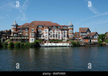Blick auf Eton Riverside Apartments über die Themse von Windsor. 23. Juli, 2019. Luxus Riverside Apartments in Eton Riverside, König stabil S Stockfoto