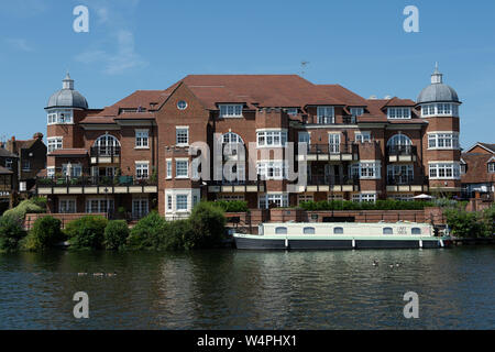 Blick auf Eton Riverside Apartments über die Themse von Windsor. 23. Juli, 2019. Luxus Riverside Apartments in Eton Riverside, König stabil S Stockfoto
