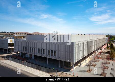 Luftaufnahme der Fassade des Gebäudes während der fast komplette Bau der San Ramon City Centre Shopping Mall, einem Projekt des berühmten italienischen Architekten Renzo Piano, in der San Francisco Bay Area, San Ramon, Kalifornien, 26. September 2018. () Stockfoto