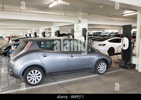 Nissan Leaf Elektroauto gesteckt aufladen an einem Elektrofahrzeug Ladestation in San Ramon, Kalifornien, 26. September 2018 und. () Stockfoto