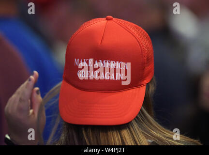 Ein Unterstützer trägt eine 'Make Amerika wieder einmal Super' hat bei einer Rallye für republikanische Präsidentenkandidat Donald Trump in Wilkes-Barre, Pennsylvania. Stockfoto