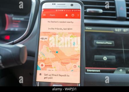 Nahaufnahme eines Smartphone anzeigen Der Dasher app für Lebensmittel Lieferservice Doordash installiert auf einem magnetischen Dash Mount im Innenraum eines Fahrzeugs in San Ramon, Kalifornien, 27. September 2018. () Stockfoto