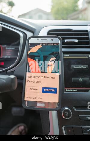 Nahaufnahme eines Smartphone anzeigen Das Uber Treiber app installiert auf einem magnetischen Dash Mount im Inneren eines Uber Fahrzeug in San Ramon, Kalifornien, 27. September 2018. () Stockfoto