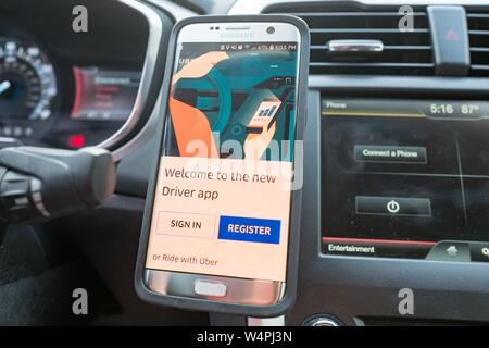 Nahaufnahme eines Smartphone anzeigen Das Uber Treiber app installiert auf einem magnetischen Dash Mount im Inneren eines Uber Fahrzeug in San Ramon, Kalifornien, 27. September 2018. () Stockfoto