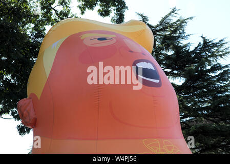 Mitglieder der Öffentlichkeit ein Donald Trump baby Ballon auf dem Display während einer Messe in Maplewood, New Jersey. Stockfoto