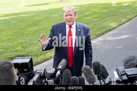 Washington DC, USA. July 24, 2019, Washington, DC, U.S: President DONALD TRUMP talking with the press as he leaves the White House in Washington, DC on July 24, 2019. Credit: Michael Brochstein/ZUMA Wire/Alamy Live News Stockfoto