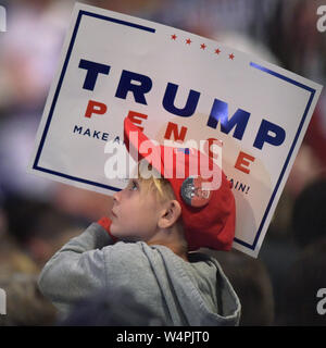 Trump Unterstützer sammeln bei einer Rallye für republikanische Präsidentenkandidat Donald Trump in der Mohegan Sun Arena in Wilkes-Barre, Pennsylvania. Stockfoto